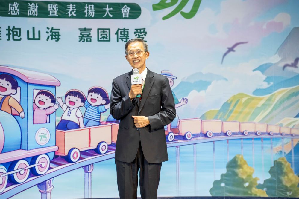 1.家扶基金會董事長劉邦富向每位受獎者致敬感謝各界用愛支持家扶的服務共創社會向_0.jpg