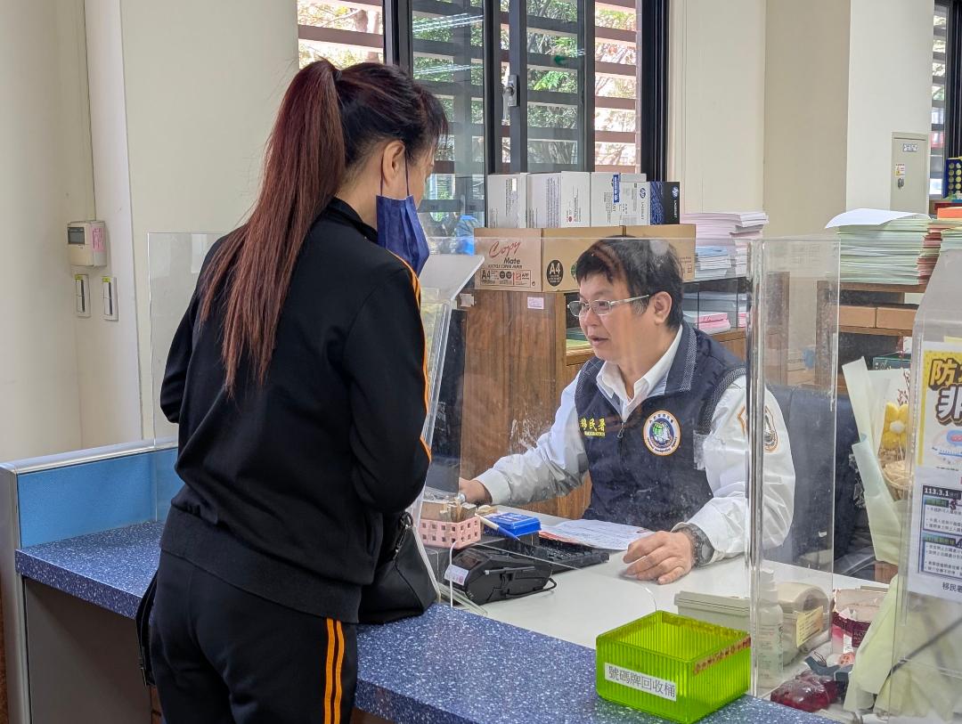 1.臺中市第一服務站科員莊秋逢以溫暖態度傾聽民眾需求.jpg
