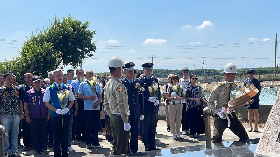 主祭官聯隊長楊全文少將於十八將軍祠紀念碑獻花_0.jpg