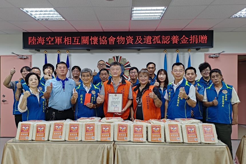 圖2-雲林榮服處蔡榮源副處長前排左3率同仁與海陸空軍相互關懷協會崔景惠副理事前排_0.jpg