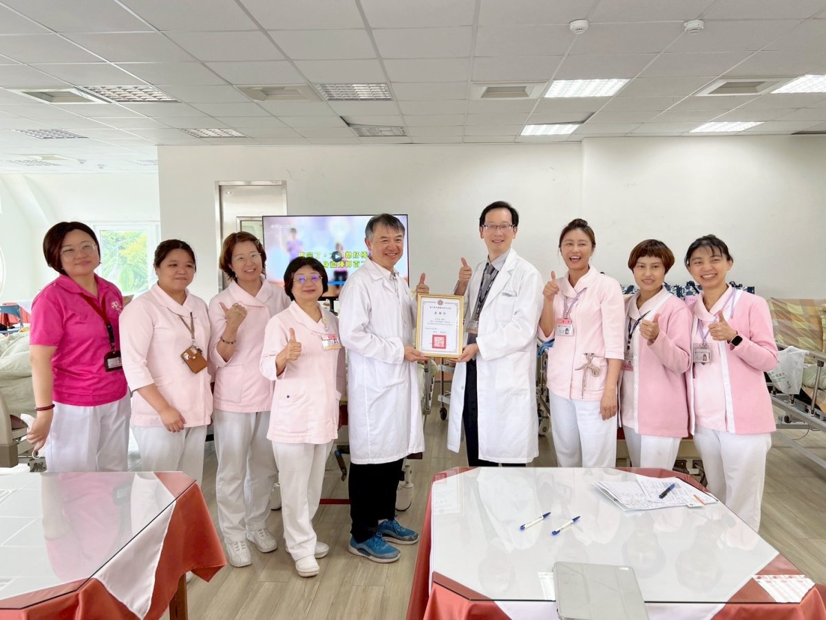 圖2_黃政斌副院長致贈感謝狀.jpg