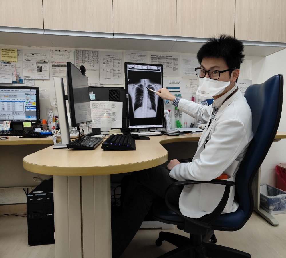 圖2邱華彥主任看診照.jpg