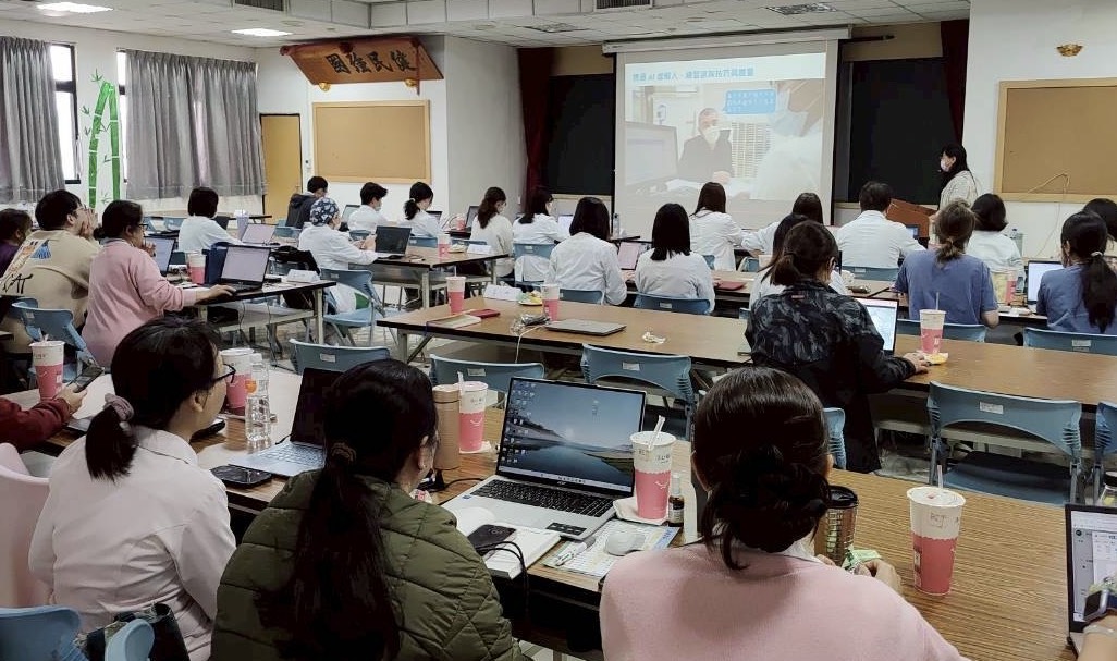 圖5跨職類醫療與長照人員齊聚參與生成式AI教案實作深化偏鄉與社區照護訓練量能.jpg