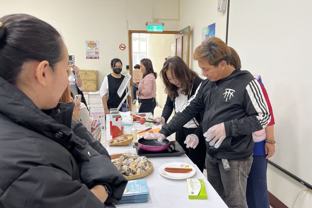 在地新住民深耕分享會共同烹調雲林海鮮特產.jpg