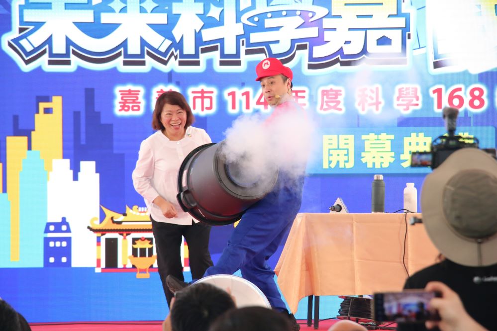 市長體驗空氣砲.JPG