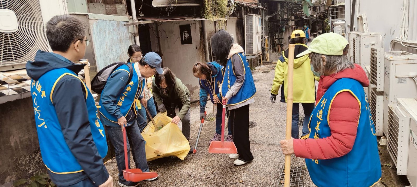 志工群深入巷弄與里辦公處共同為美化家園盡一份心力.jpg