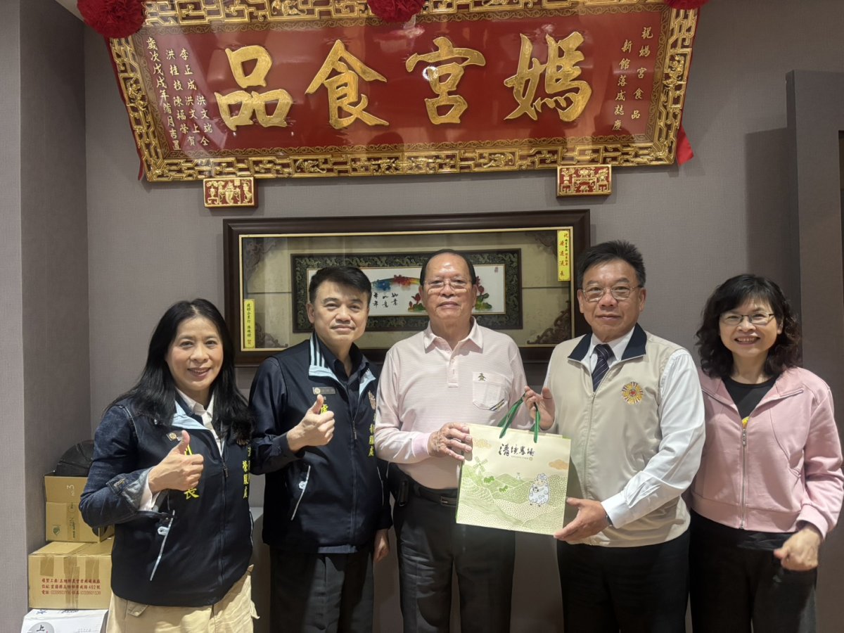 拜會廠商媽宮黑糖糕洪文傳董事長中並致贈伴手禮左起林玉彩副處長余熙明處長李建學專委李麗英科長_1.jpg