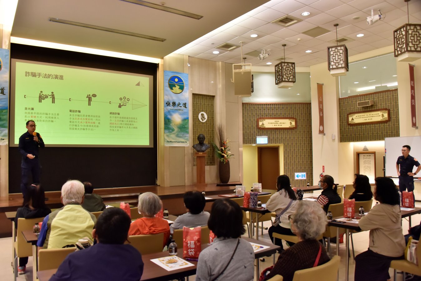 新興分局前金分駐所警員進行實務宣導分享常見與新型態詐騙手法.jpg