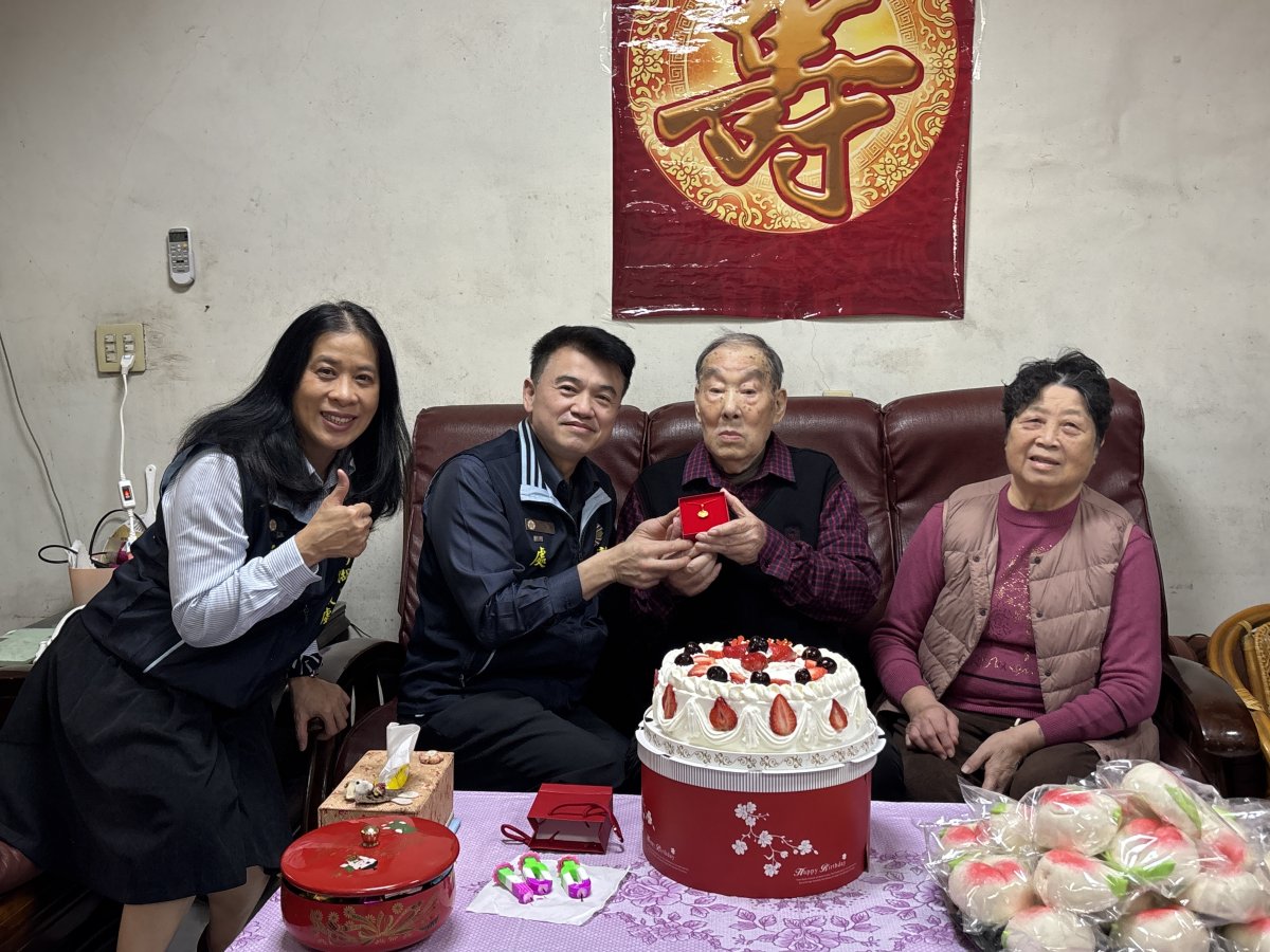 榮服處余熙明處長代表主任委員致贈慶生納福金飾.jpg