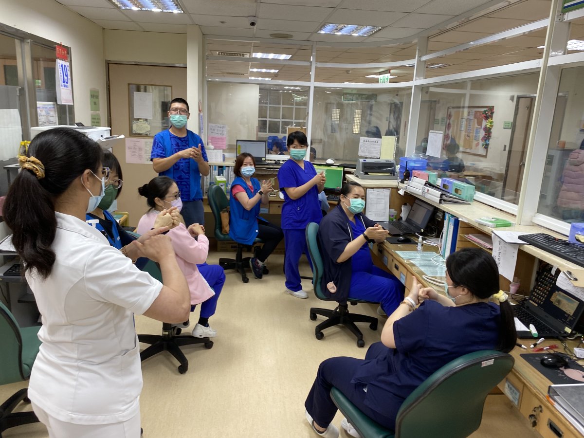 照片三桃療感管室教導民眾及工作人員防疫認知桃療提供.jpg