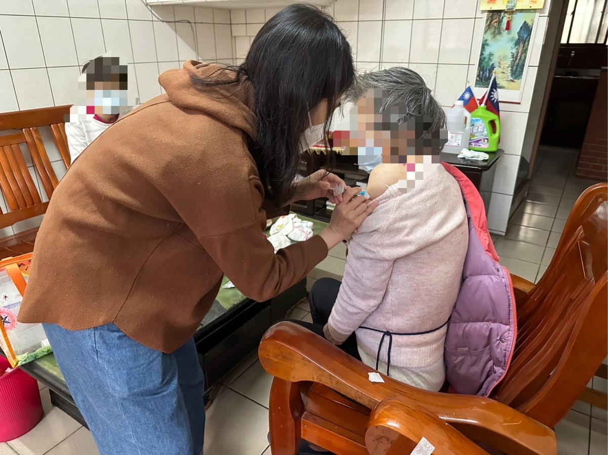 照片桃療居家護理師過年持續到府守護社區個案治療桃療提供.jpg