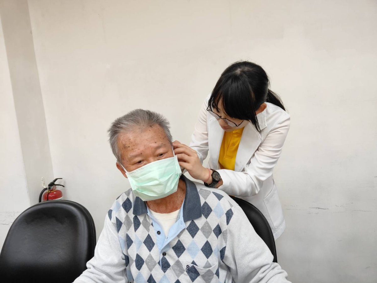 聽力師協助榮民配戴助聽器.jpg
