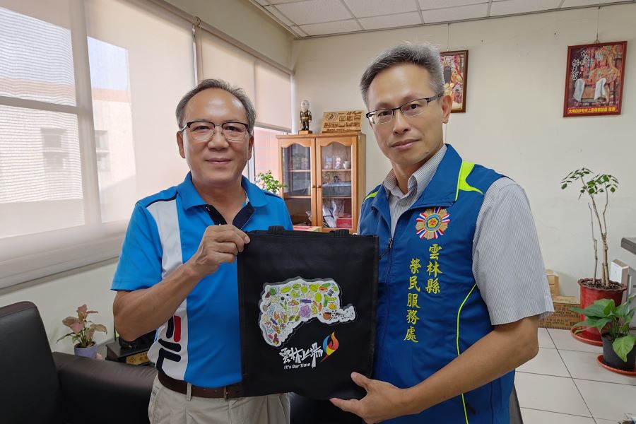 蕭德恕處長左代表雲林縣政府辦理雙十活動之T恤贈送給蘇文玄處長右表示共同合作關懷.jpg