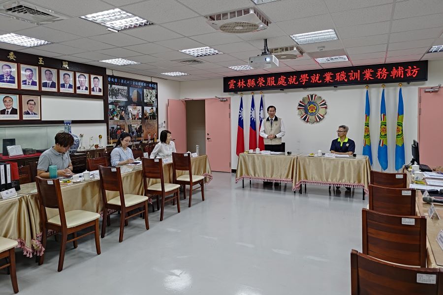 輔導會就學就業處沈立忠副處長站立者率隊至雲林縣榮服處進行業務輔訪圖-雲林縣榮服_.jpg