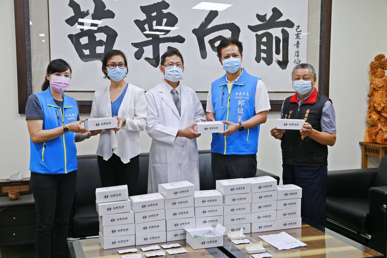 _MG_0025_左二尹雁麗理事長_左三馮啟彥醫師.jpg