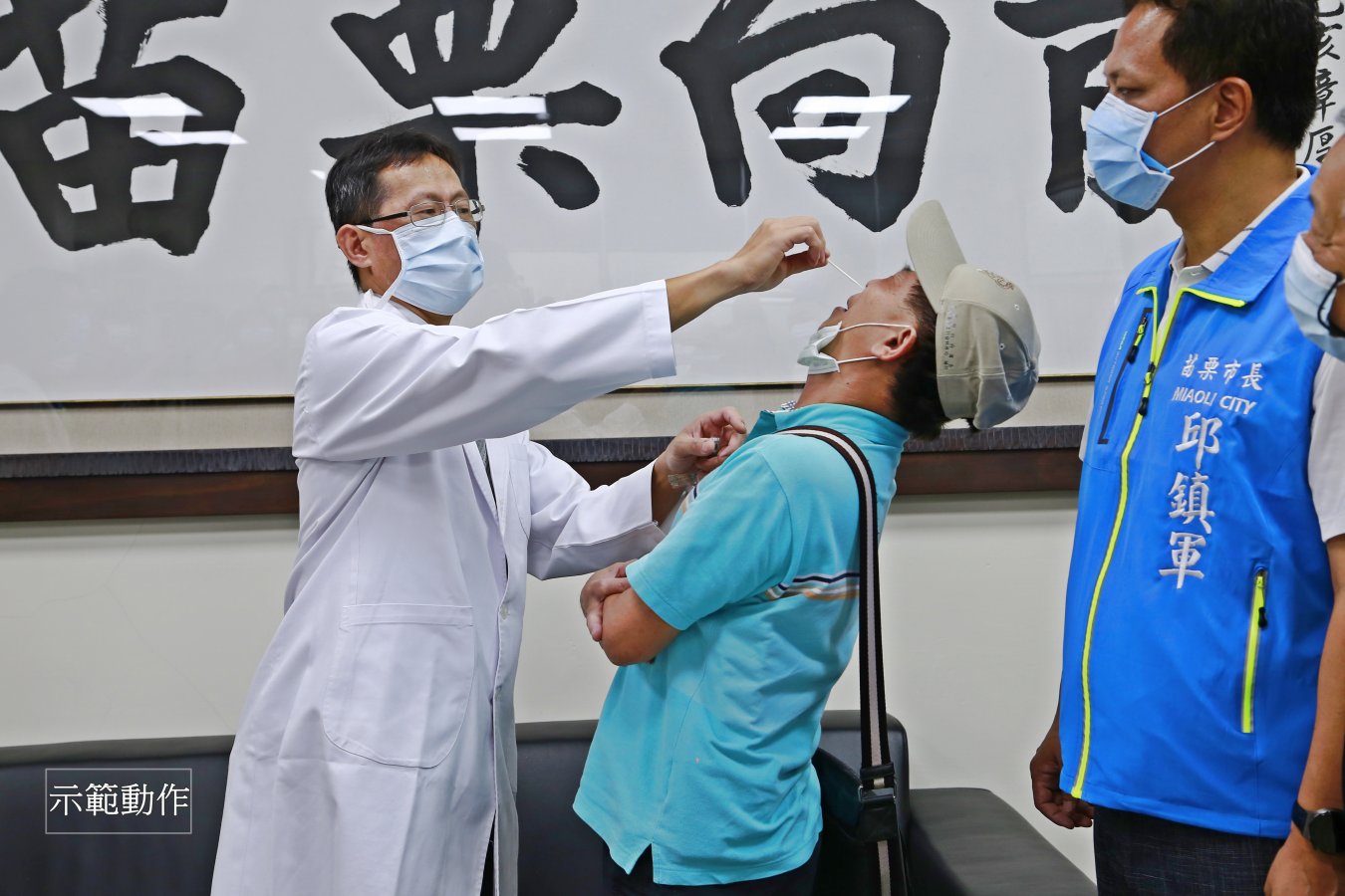 _MG_0041_馮醫師示範居家快篩頭仰45度角取檢體.jpg