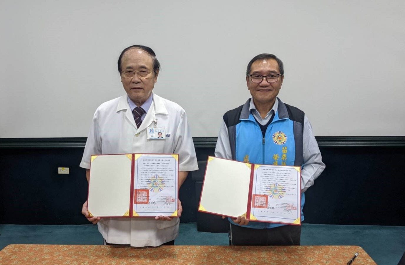 圖一黃瑞鵬處長右攜手弘大醫院鍾蝶起院長左共簽支援合作協定書.jpg