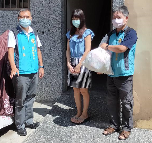 圖說黃處長左探視遺眷陳女士中並贈送善心物資.png