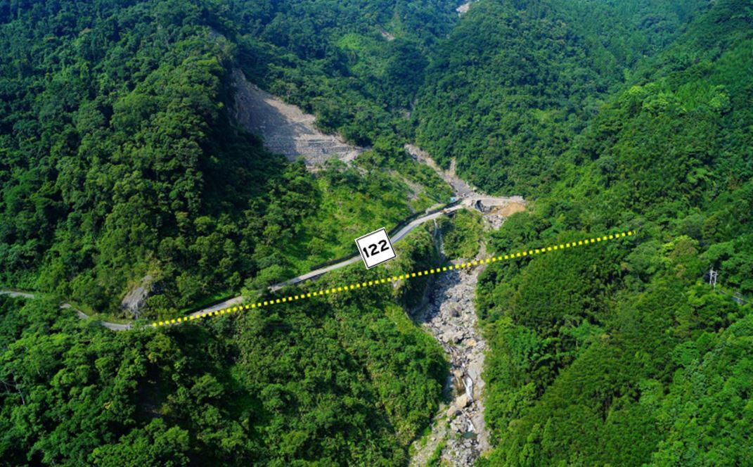 官網-五峰鄉122線路段43.5K處路幅狹窄又彎繞便提出截彎取直方案而且在颱風來襲常發.jpg