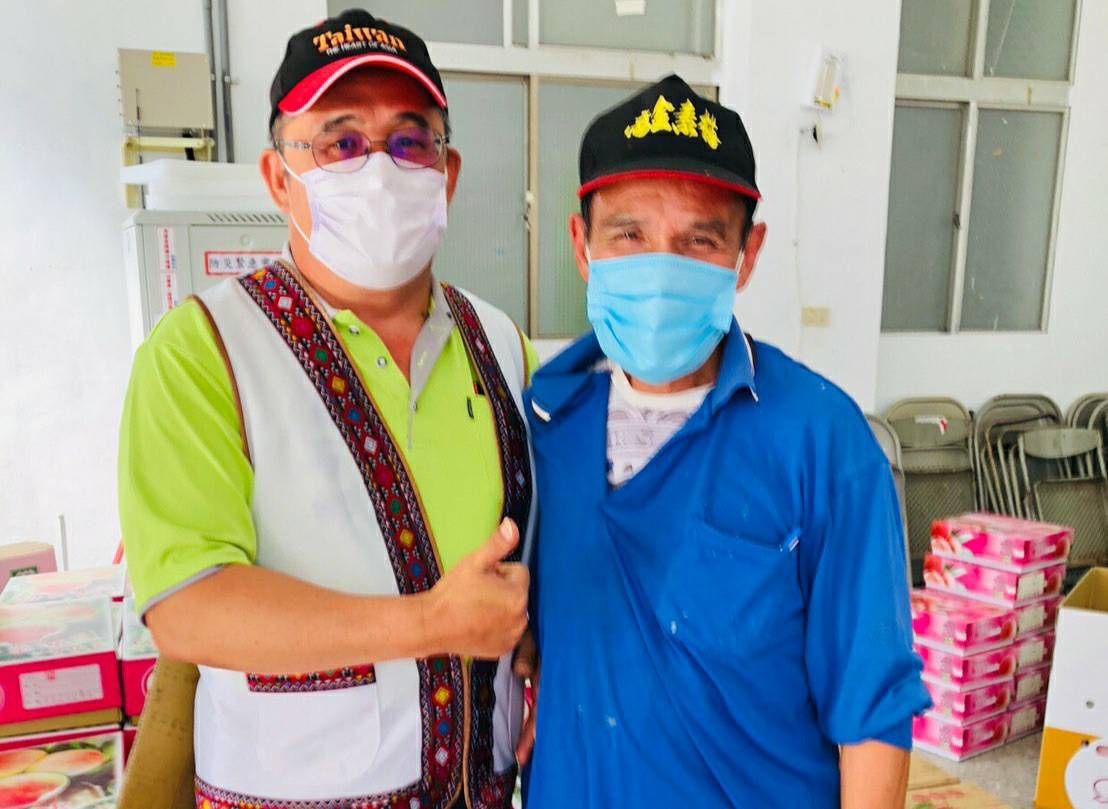 尖石鄉公所農業課長葉長城左與水蜜桃送貨到公所的果農右給予最大的支持共同做好產.jpg