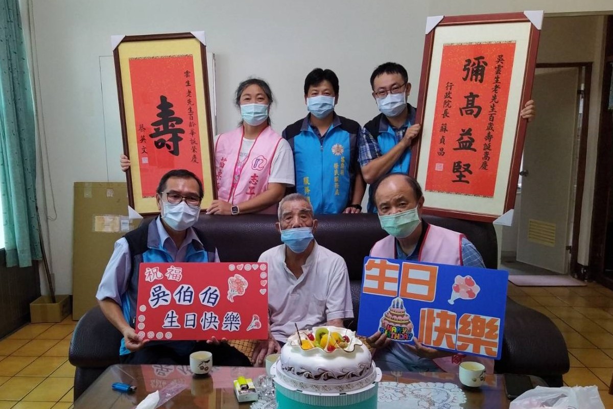 新聞稿二圖2-吳伯伯前排中與本處同仁與榮欣志工合影留.jpg