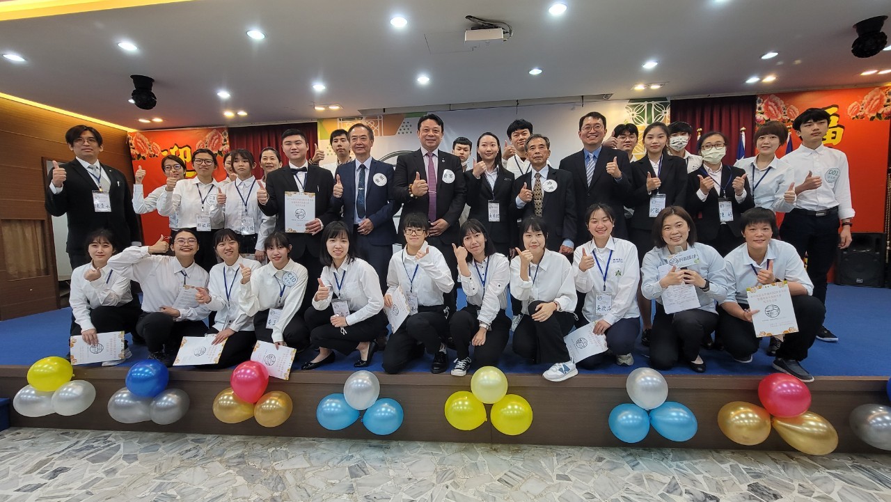 LINE_ALBUM_慶祝中華民國111年青年節新竹地區優秀青年表揚大會_青春花漾_就跟我們這YOUNG_220_3.jpg