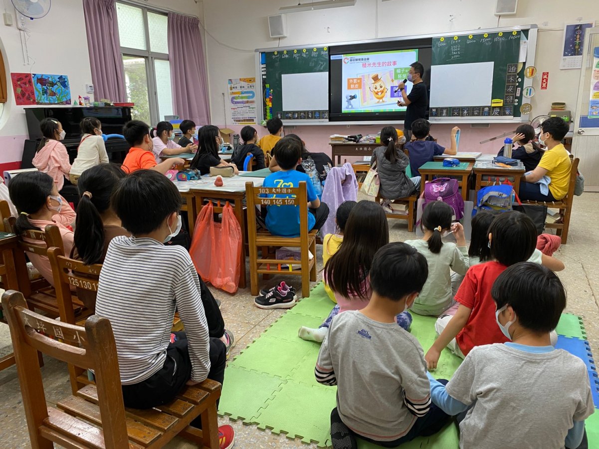大坪國小老師宣導糙米先生的故事.jpg
