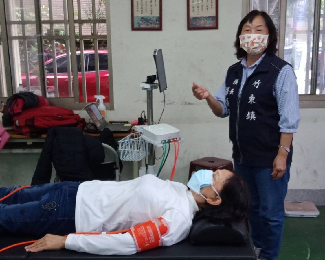 張順朋鎮長今日上午親自前往馨聚點_關心民眾檢測情形1.jpg
