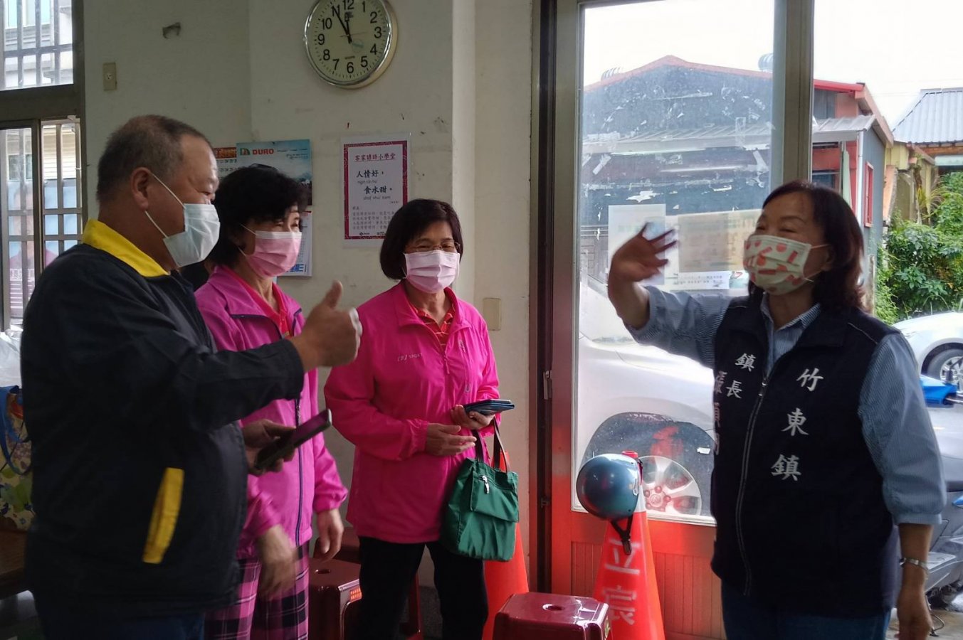 張順朋鎮長於檢測站與社區民眾互動.jpg