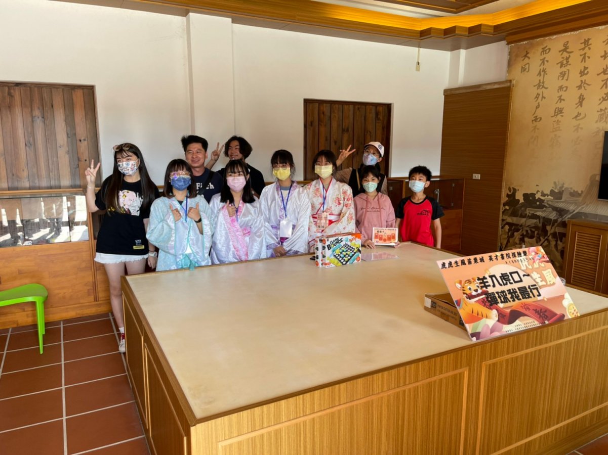 民眾與工作人員合照.jpg