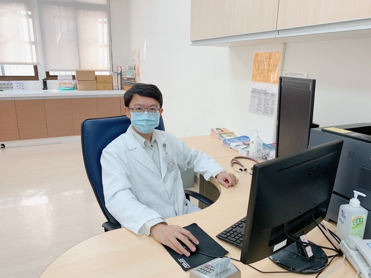 洪振瀛醫師看診照.jpg