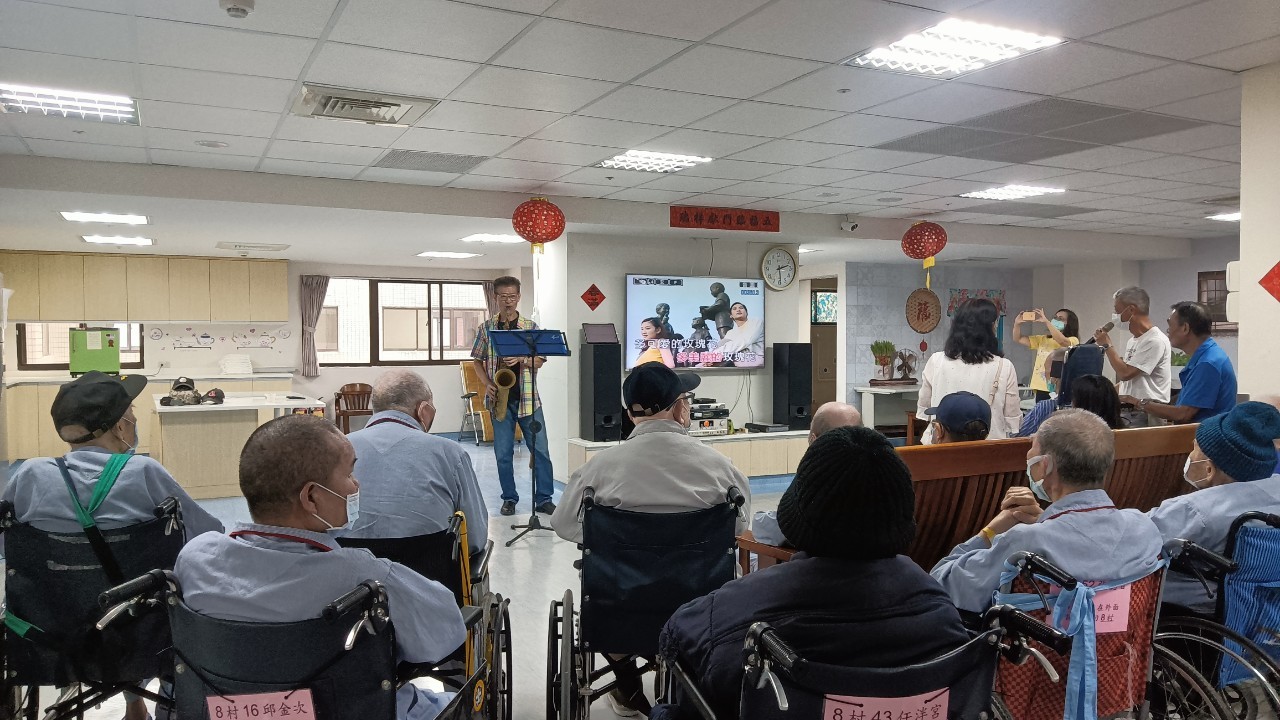 圖1張志範處長演奏榮民伯伯伴唱.jpg