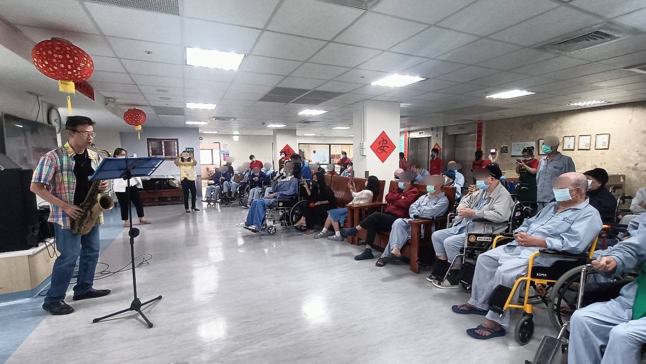 圖2張志範處長薩克斯風演奏.jpg