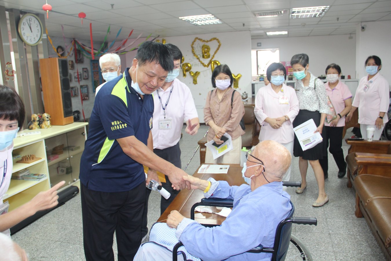 圖2李副主任委員與榮民伯伯握手致意及祝福身體健康事事如意並預祝中秋節快樂.jpg