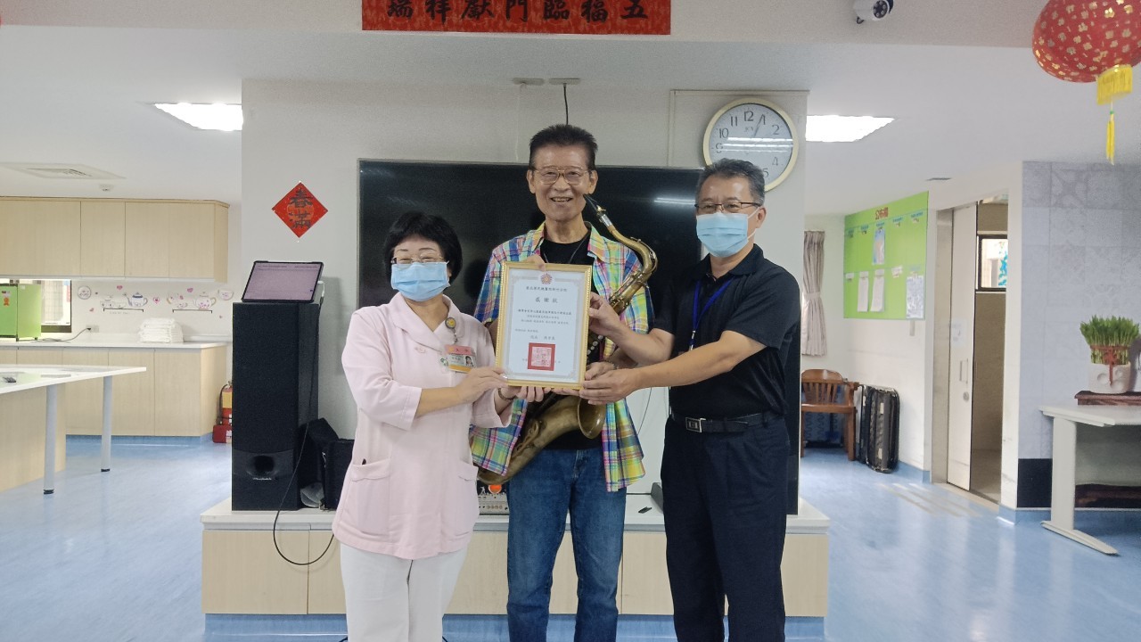 圖3頒發張志範處長感謝狀.jpg