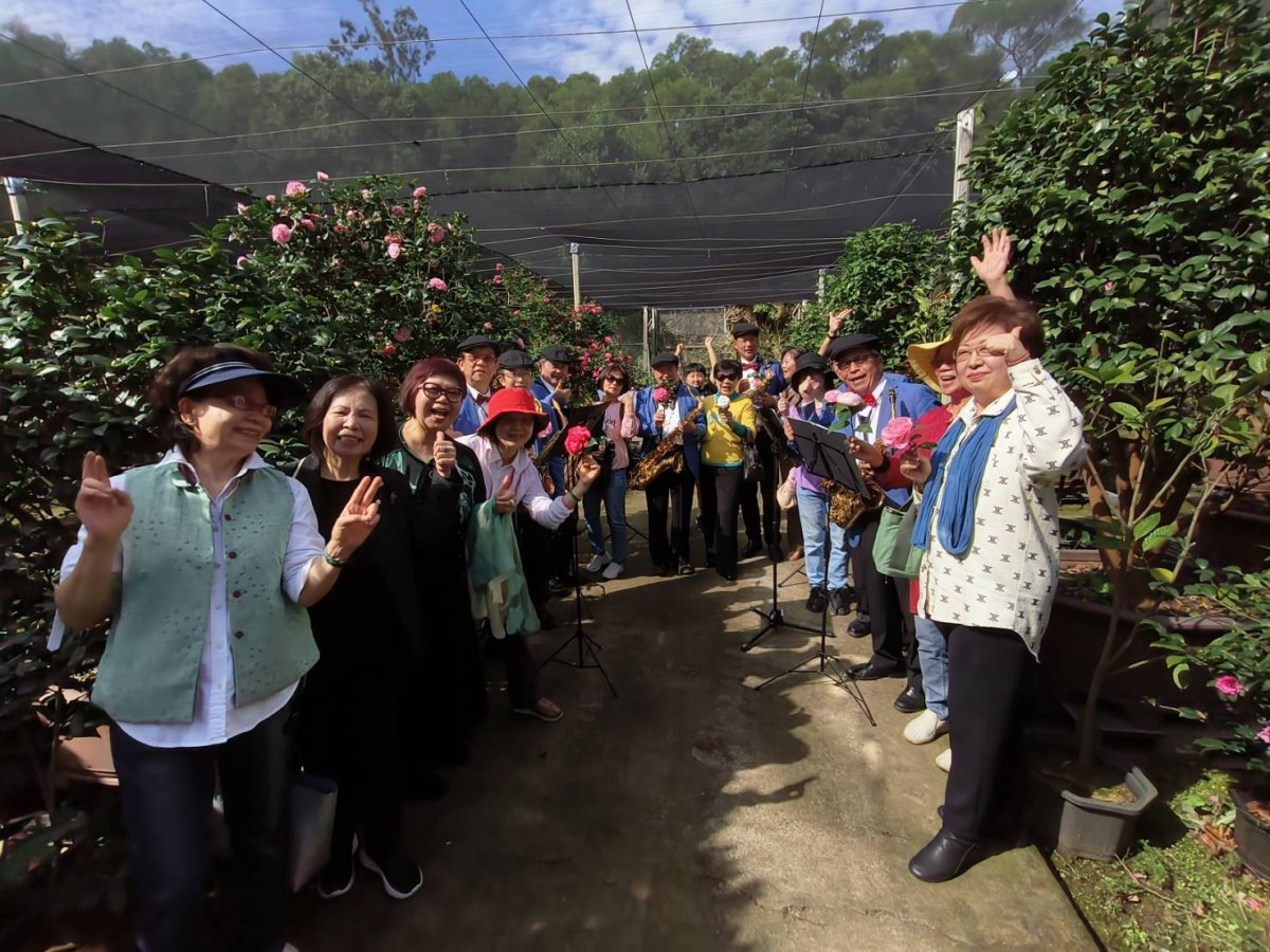 圖說_茶花園合影.jpg