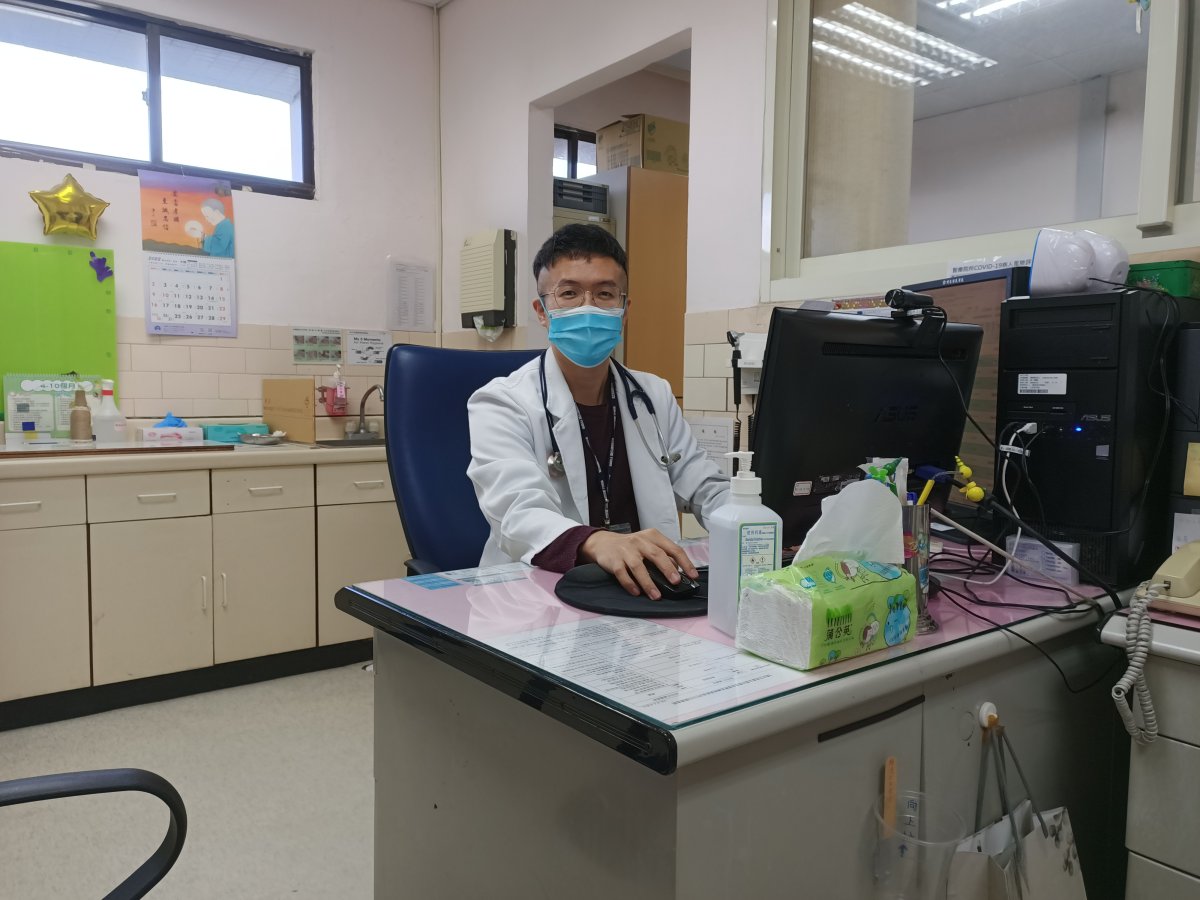 郭秉洋醫師看診照.jpg