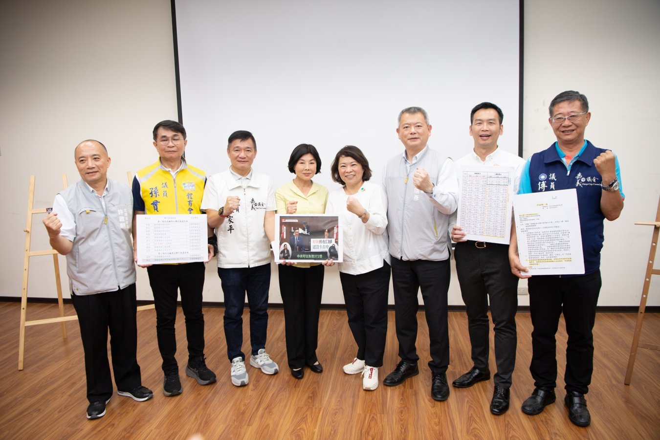 0_市府團隊與議長陳姿妏及多位議員共同表達對輕軌早日興建的期盼_0.jpg