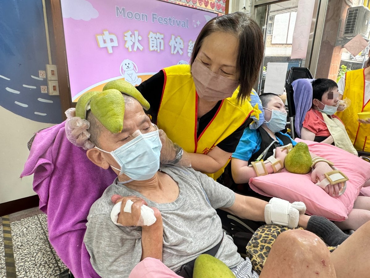 創世羅東院運用感官刺激讓植物人過中秋. 複製