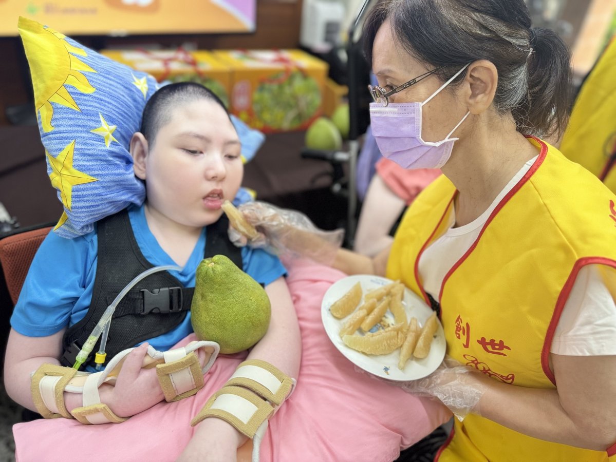 創世羅東院運用感官刺激讓植物人過中秋 複製