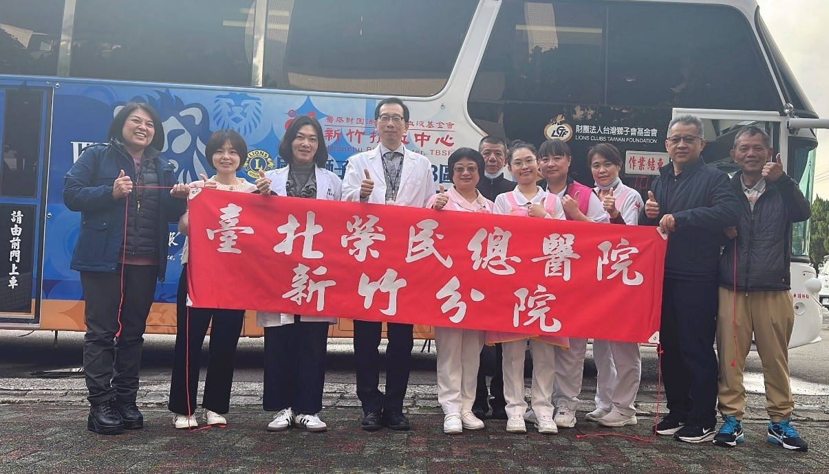 圖1臺北榮總新竹分院副院長黃政斌左四率領同仁與新竹捐血中心人員合照.jpg