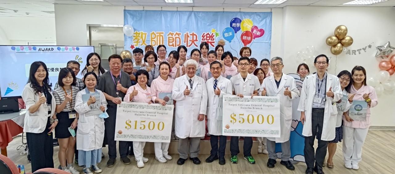 圖1院長帶領全院一級主管與全體優良教師AI歌曲創作家一起慶祝教師節照片右起.jpg