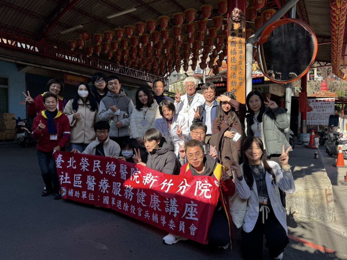 圖2五峰街福德祠活動中心行前合影中間白袍是陳曾基院長.jpg