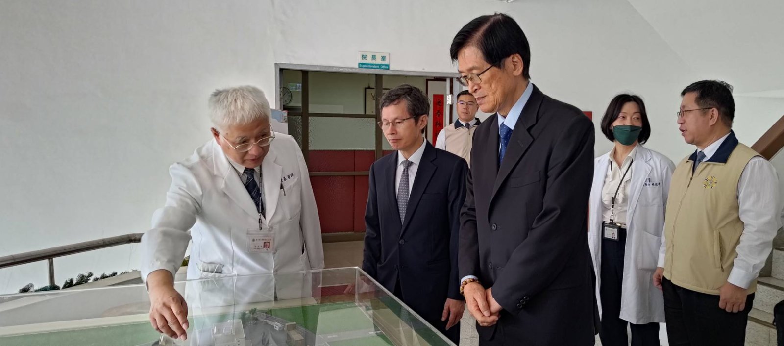 圖2新竹分院院長陳曾基介紹分院院區右起輔導會主委嚴德發及北榮副院長林永煬.jpg