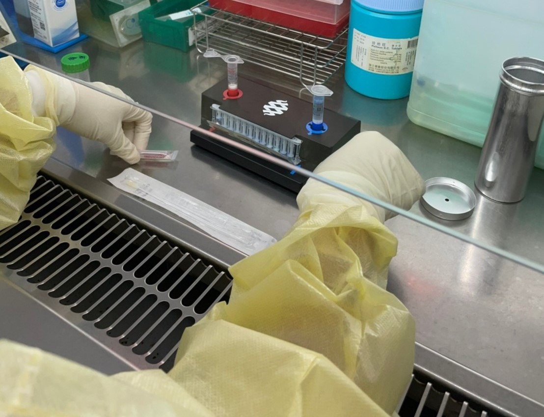 圖2醫事檢驗師於生物安全操作櫃內處理病患檢體確保無菌環境精準進行檢測作業.jpg