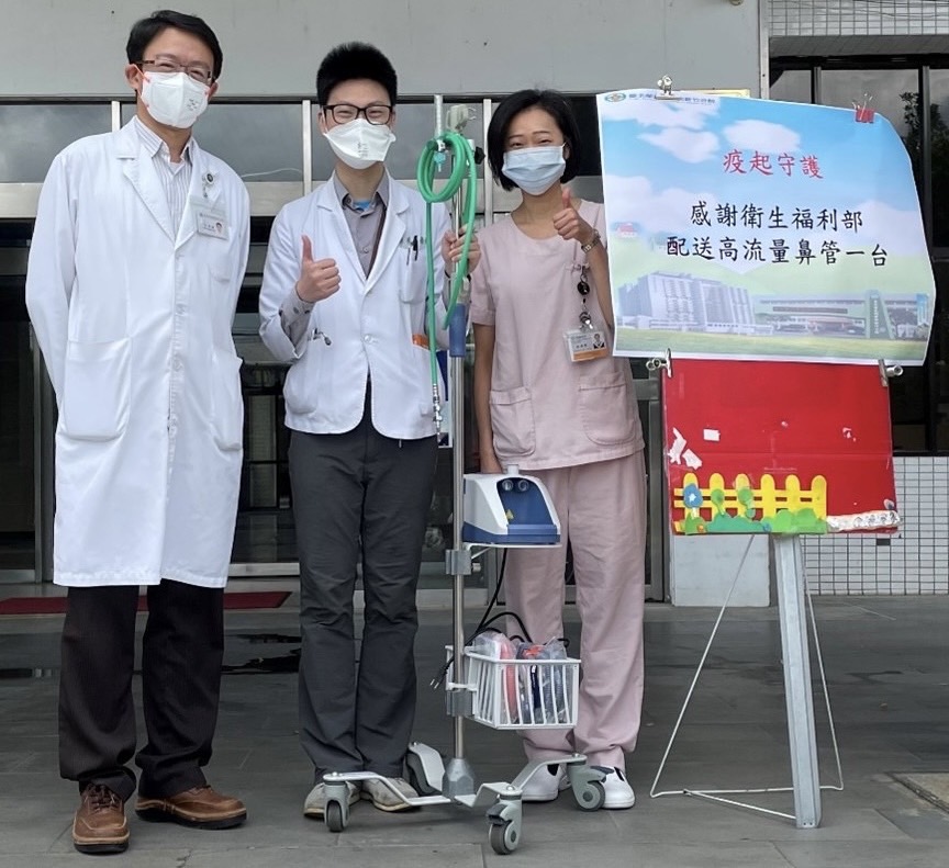圖3內科部洪振瀛主任左胸腔內科邱華彥主任中呼吸治療師林靜修右於疫情期間受贈.jpg