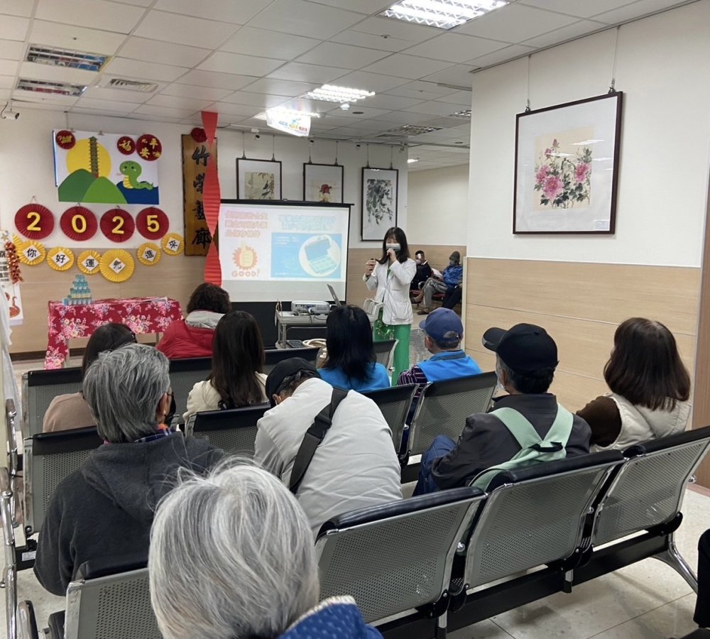 圖3楊宜儒藥師扮演青蛇生動講座.jpg
