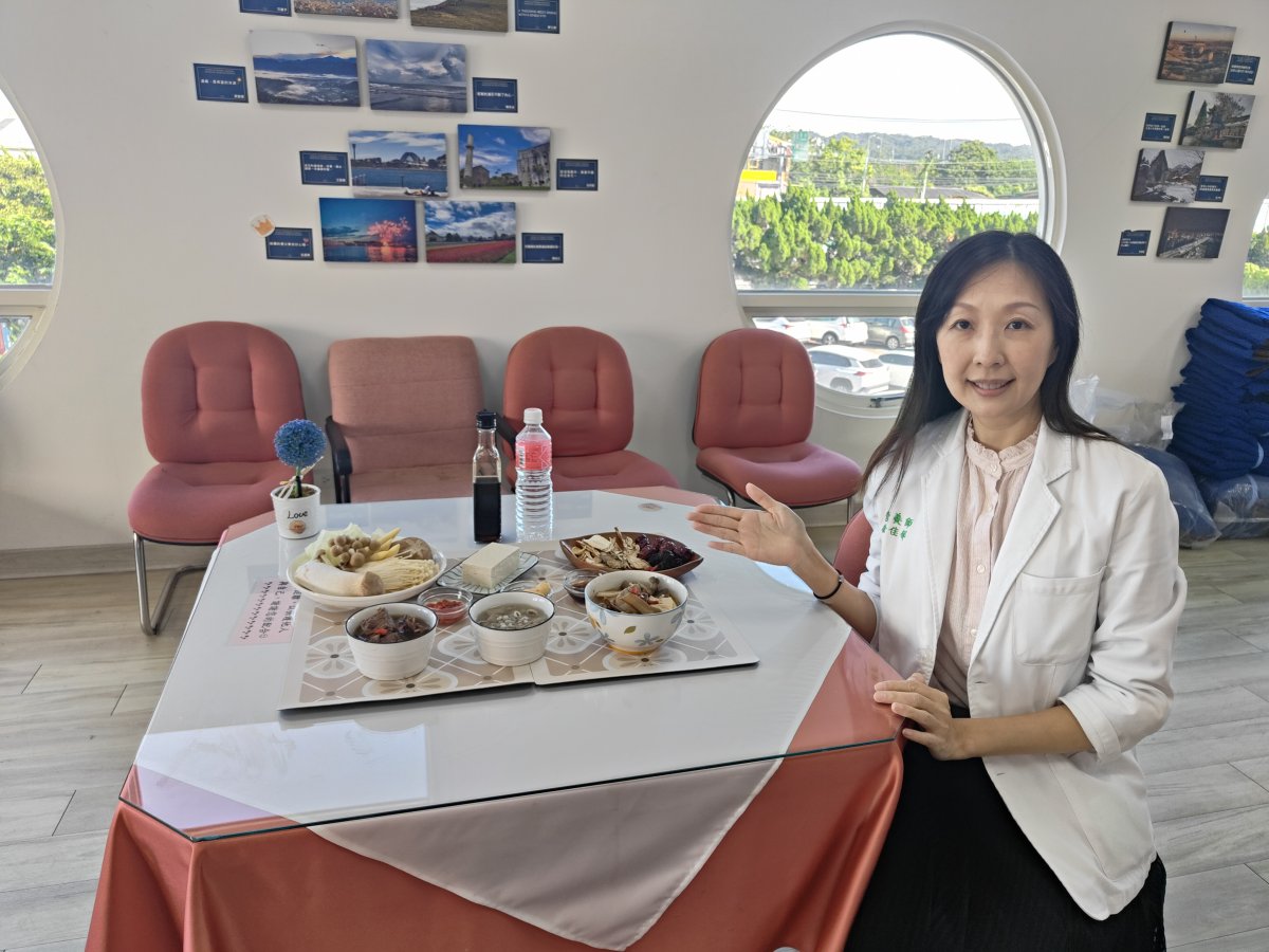 圖3營養科徐佳郁主任解說照.jpg