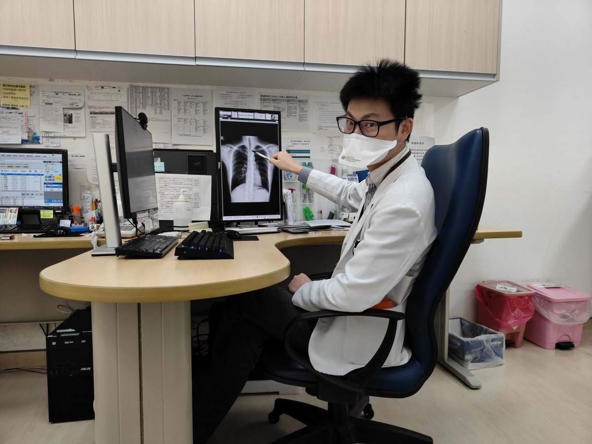 圖3邱華彥主任看診照.jpg
