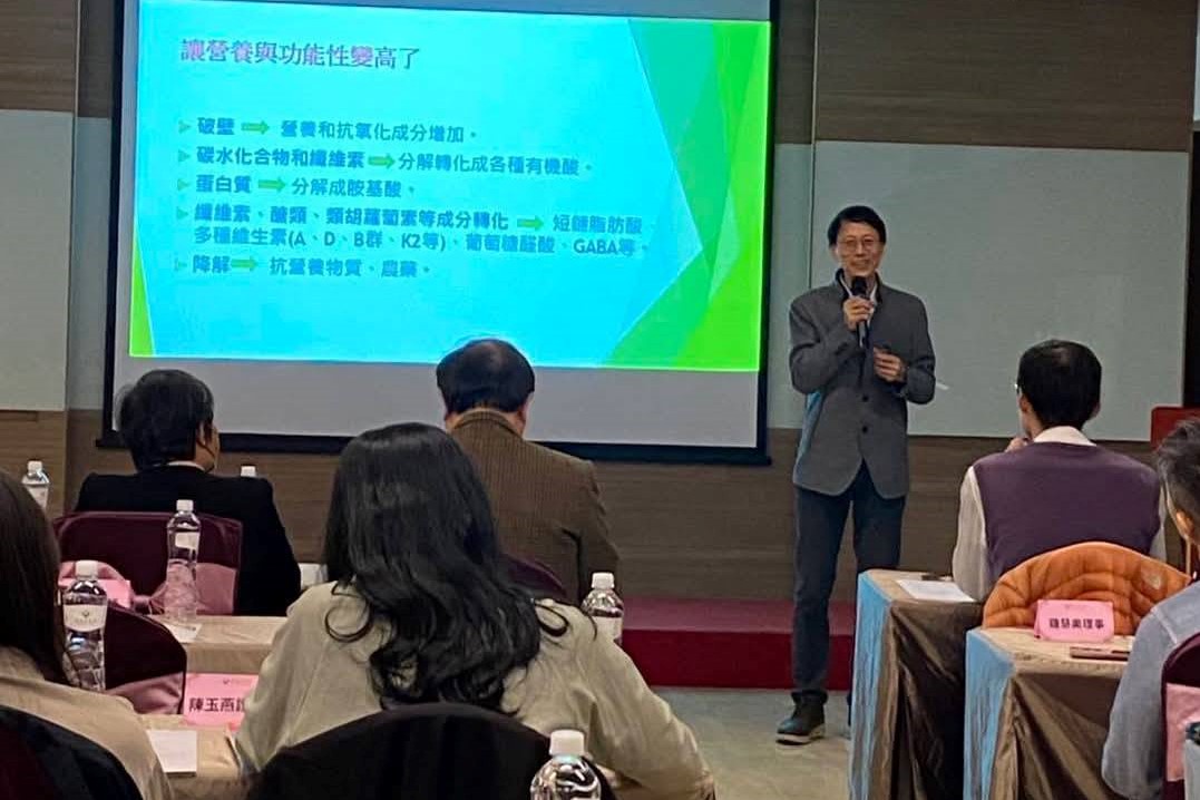 圖上_王郅丰_博士在台灣國際虹膜學學會中的演講.jpg